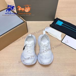 Zapatillas Deportivas Unisex Negras con Diseño Monocromático para Streetwear y Deporte - Product Image 3