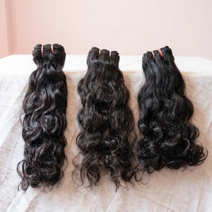 Extensions de cheveux humains indiens 100% naturels, ondulés, vierges, noirs naturels, doux et sans nœuds, pour la vente en gros et l'exportation - Product Image 1
