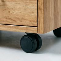 Armoire de laboratoire mobile en bois moderne avec tiroirs verrouillables et roulettes pour une utilisation flexible en poste de travail de laboratoire