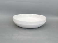Lavabo ovale moderne en céramique avec robinet à levier, fixation sans perçage, finition lisse pour salle de bain d'hôtel