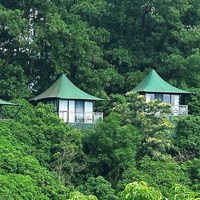 Cabane de luxe haut de gamme pour le glamping en montagne, idéale pour les chalets de villégiature