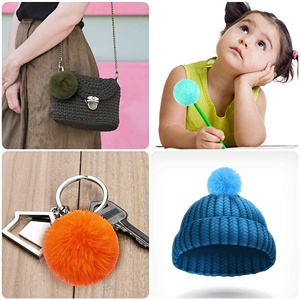 Porte-clés Pompon Coloré en Fausse Fourrure, Vente en Gros - Product Image 4