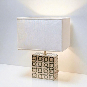 Lampe de table artisanale en nacre avec éclairage LED à intensité variable, coquille décorative incrustée pour les intérieurs modernes - Product Image 1