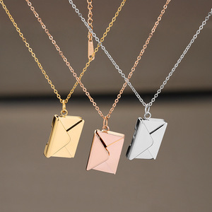 สร้อยคอจี้รูปซองจดหมายแบบพลิกได้ ทำจากสแตนเลสสตีลเคลือบทอง 18K PVD |   จดหมายรักสลักลาย ของขวัญสำหรับคู่รัก |   ป้องกันการแพ้และทนทาน - Product Image 1