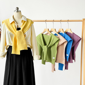 Châle tricoté uni unisexe, petit, à nouer, pour le printemps, la protection du cou en bureau ou en pièce climatisée, et comme accessoire décoratif. - Product Image 3