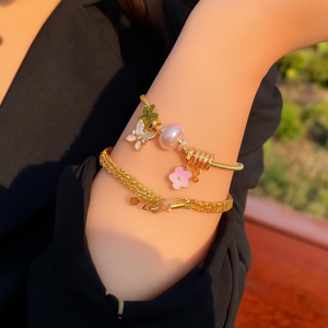 สร้อยข้อมือแฟชั่นชุบทอง PVD สแตนเลสสตีล 316L ประดับมุกและจี้รูปดอกไม้สำหรับผู้หญิง - Product Image 3
