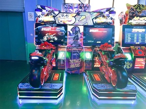 Simulateur de course de moto professionnel pour <span class=keywords><strong>2</strong></span> joueurs, machine de jeu d'arcade à monnayeur pour centres de divertissement et parcs d'attractions - Product Image 3