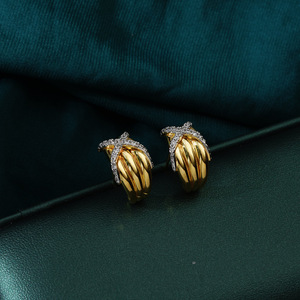 Pendientes tipo Huggie dorados con microincrustaciones de circonitas para uso diario - Product Image 1