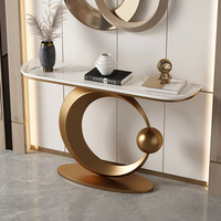 Table console moderne de luxe en or avec plateau ovale en marbre blanc, base incurvée en demi-lune, accent sphérique pour l'ameublement de la maison - Utilisation dans les couloirs