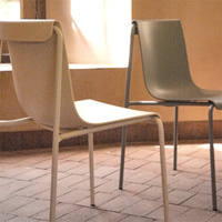 Vente en gros Chaise de salle à manger italienne Supernatural à dossier empilable en plastique polypropylène Chaise en métal PP pour restaurant