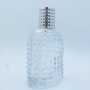 Flacon de parfum en verre gaufré de 50 ml rechargeable avec bouchon en plastique pour soins personnels - Product Image 5