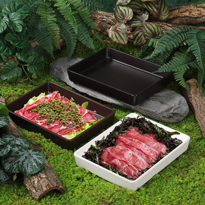 Boîte rectangulaire de bœuf au piment frais et de bœuf au perilla, style montagne, avec tranche de filet de bœuf fraîchement coupée, soupe aigre du Guizhou - Product Image 1