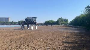 Buen Precio de Pulverizadora Agrícola Autopropulsada de Cuatro Ruedas con Brazo de 4000L 3000L para Maíz y Caña de Azúcar - Product Image 4