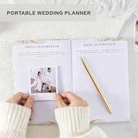 Agenda de mariage et organisateur personnalisé en lin rigide avec logo doré pour la mariée, avec sections à onglets et listes de points à cocher