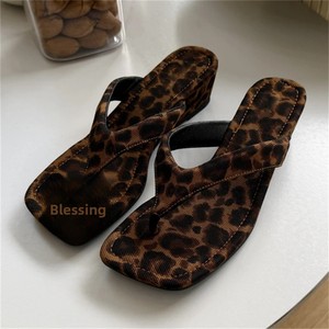 Nouvelles sandales d'été compensées à bout carré pour <span class=keywords><strong>femme</strong></span>, talons bas, pour l'extérieur, mode, tongs, dessus en PU patchwork - Product Image 1