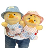 Set Pakaian Bebek Frozen yang Menggemaskan untuk Boneka Kerja Bebek 15CM dengan Tali Selempang Kotak-kotak dan Topi, Fitur Kejutan Hanya Pakaian, Mainan Lucu