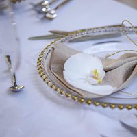 Assiettes de présentation en plastique acrylique doré de 13 pouces pour mariage, dîner, fête, événement