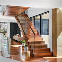 Escalier flottant droit sans support central, marches en bois massif, projet de villa moderne