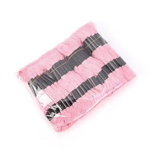 Venta al por mayor Cruz puntada del bordado hilo 100% algodón de color similares 80 piezas de 1 lote de hilo de bordado de hilo dental - Product Image 1