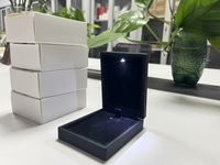 Boîte à bijoux LED de luxe avec écran lumineux, vente en gros et au détail en petite quantité, étui d'emballage noir pour bague en diamant