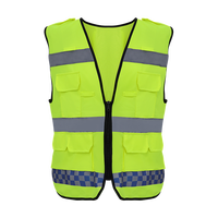 Gilet de sécurité jaune haute visibilité en tricot warp avec 3 bandes réfléchissantes, bande à carreaux bleus et 8 poches zippées