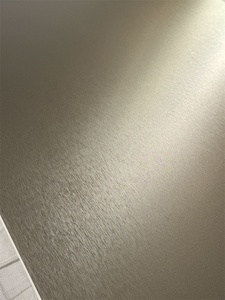 Panneau mural SPC moderne à texture métallique brossée, PVC imperméable, ignifuge, écologique, taille personnalisable, design graphique, usage domestique - Product Image 2