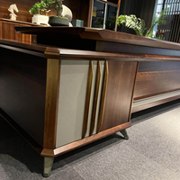 Poste de travail exécutif haut de gamme avec finition en bois chaud et armoire de rangement coordonnée