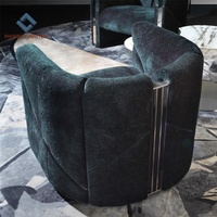 Fauteuil de luxe, canapé individuel avec éléments structurels verticaux sur les accoudoirs et le dossier, meubles