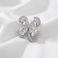Bros Petal Glow Chic Empat Kelopak Bunga Bentuk Tetesan Air Mata Halo Full Pave CZ Berlapis Paladium Kuningan untuk Wanita Perhiasan Pesta Pernikahan Hadiah