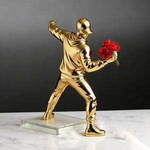 Statua in Resina Ispirata a Banksy, Moderna Lanciatrice di Fiori con Elettroplaccatura Audace - Product Image 3