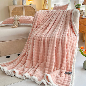 Couverture en molleton de flanelle de corail en peluche à rayures douces et chaudes pour la décoration intérieure - Product Image 5