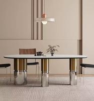 Moderner Luxus-Esstisch aus Sinterstein mit ovaler Tischplatte, Acryl-Gold-Edelstahl-Zylinderbeinen, Kapsel-Design, 12-Sitzer, für Villen, montiert