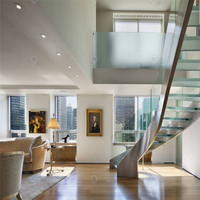 Escalier en colimaçon avec design rétractable et marches pliables pour un espace compact et un accès temporaire