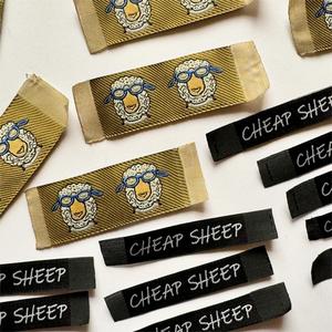 Etichetta Tessuta Personalizzata con Logo Cucito per Abbigliamento e Prodotti Tessili - Product Image 3