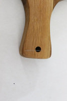 Houten snijplank met handvat, geschikt voor brood, vlees, fruit, kaas en het serveren.