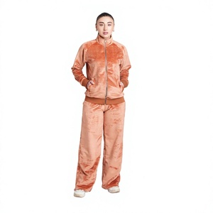 Ensemble de survêtement en velours personnalisé pour femmes |   Veste zippée intégrale et pantalon large |   Vêtements de détente en velours doux |   Fabricant OEM et ODM - Product Image 1