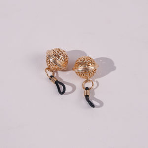 Morsetti per capezzoli in acciaio inossidabile e pelle PU con campana, pressione regolabile e catena per giochi sensoriali BDSM sexy - Product Image 4