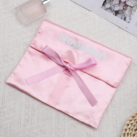 Sac d'emballage personnalisé en satin de soie haut de gamme pour vêtements et chaussures de bébé, pochette de luxe rose en satin pour extensions de cheveux et perruques, sac anti-poussière
