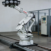 Bras de robot de palettisation Kawasaki CP300L à 4 axes avec une charge utile de 300 kg, une portée maximale de 3255 mm, un montage au sol et une pince.
