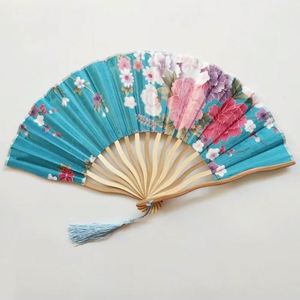 Éventail en bambou personnalisable en gros, décoré de fleurs traditionnelles peintes, pour souvenirs ou usage personnel - Product Image 3