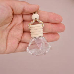 사용자 정의 라운드 스퀘어 매달려 디퓨저 자동차 향수 병 나무 모자와 관형 자동차 병 - Product Image 5