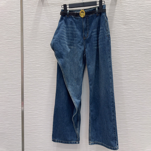 Jean large <span class=keywords><strong>taille</strong></span> haute pour <span class=keywords><strong>femme</strong></span>, personnalisé par un designer, avec ceinture amovible, en denim bleu foncé et détail avant irrégulier - Product Image 1