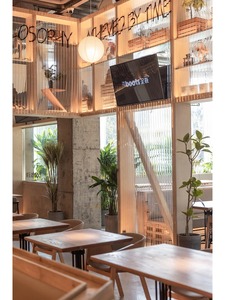 Ensemble de tables et chaises en bois modernes pour hôtel, mobilier commercial, design industriel, intérieur aux tons chauds - Product Image 4