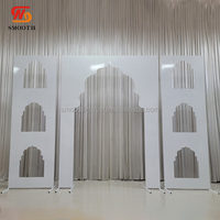 Arche de scène blanche en métal sculpté de style arabe personnalisée pour les événements de mariage