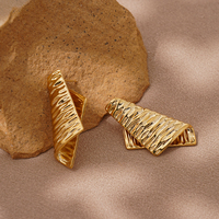 Pendientes de botón dorados EDGE con diseño esculpido y textura arrugada, pendientes llamativos abstractos de barra de metal plegada y texturizada para mujer