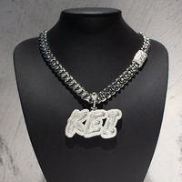 Bijoux de rappeur pour hommes : Chaîne en moissanite VVS avec pendentif personnalisé lettre/nom et pendentif Raiders entièrement serti de diamants