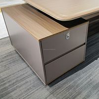 Bureau de direction avec panneau frontal en placage de bois, bande lumineuse LED, design flottant pour bureau de patron