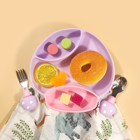 Vaisselle de sevrage pour bébés en gros : Assiette en forme de champignon avec ventouse puissante et ensemble cuillère-fourchette à manche court pour une prise en main facile