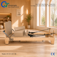 Reformer de Pilates pliable en bois d'érable beige chaud avec barre en bois massif et support de rangement pour salles de bien-être apaisantes