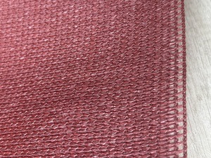 Rede de Sombreamento Premium de Alta Resistência com Proteção UV 330gsm na Cor Vermelha para Proteção Solar - Product Image 4